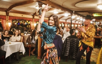 Rejs i kolacja z programem folklorystycznym Dinner & Cruise Rejs i kolacja z programem folklorystycznym Dinner & Cruise