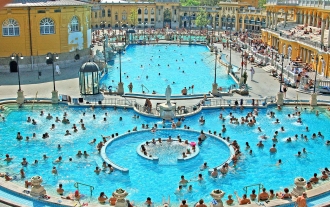 Wpłyń na swoje zdrowie: rezerwacja Basenów Széchenyi w Budapeszcie